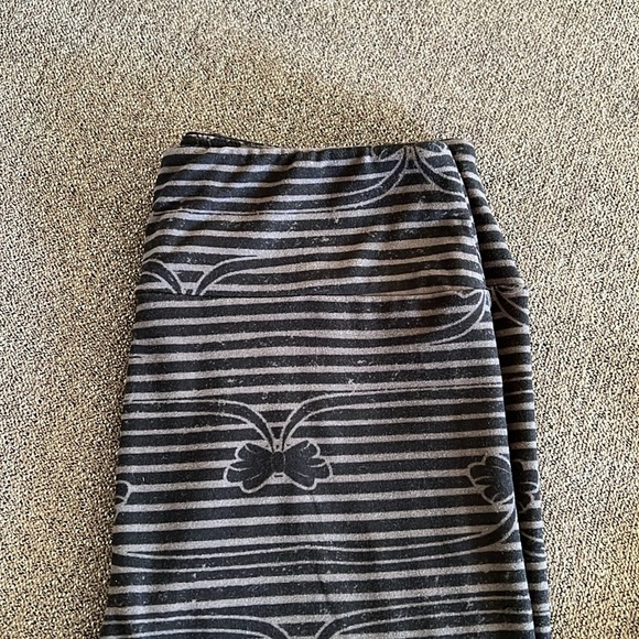 LuLaRoe distressed butterfly print leggings OS - Picture 3 of 8